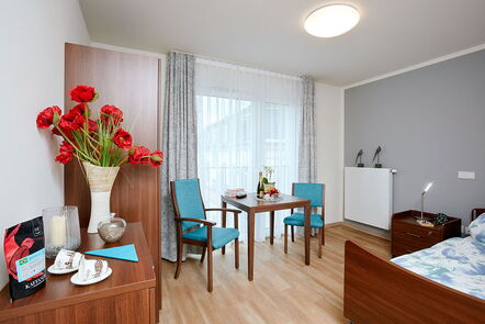 Modern eingerichtete Einbettzimmer